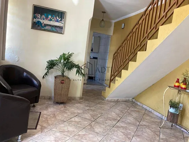 Sobrado 3 quartos e 2 banheiros, à venda, no bairro Jardim Cecília em Mogi das Cruzes
