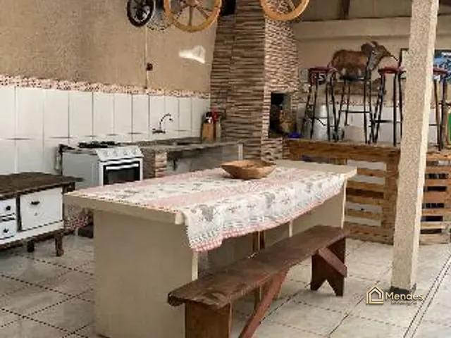 Sobrado com 210m² 4 quartos e 3 banheiros, à venda, no bairro Sítio Cercado em Curitiba