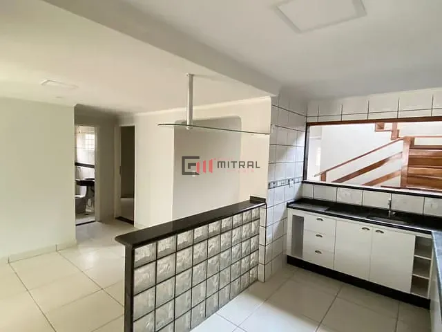 Sobrado com 200m² 3 quartos e 3 banheiros, à venda, no bairro Conjunto Habitacional Alexandre Urbanas em Londrina