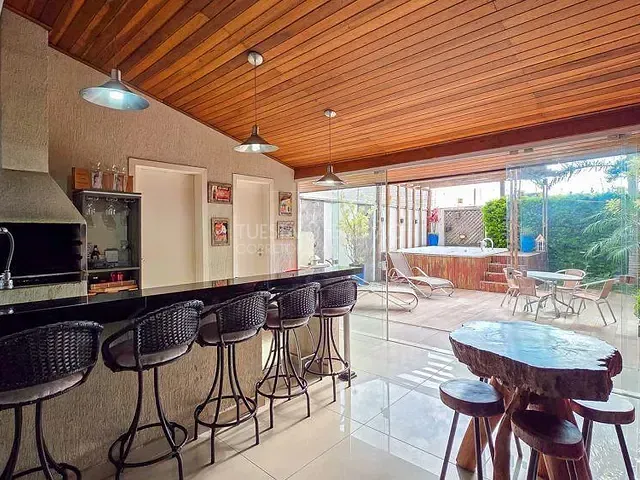 Sobrado com 280m² 4 quartos e 5 banheiros, à venda, no bairro Jardim das Américas em Curitiba