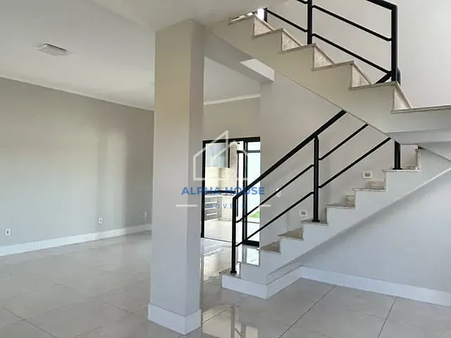 Sobrado com 207m² 3 quartos e 2 banheiros, à venda, no bairro Condomínio Laguna em Pindamonhangaba