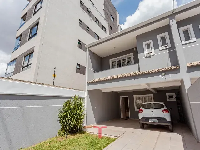 Sobrado com 228m² 3 quartos e 3 banheiros, à venda, no bairro Novo Mundo em Curitiba