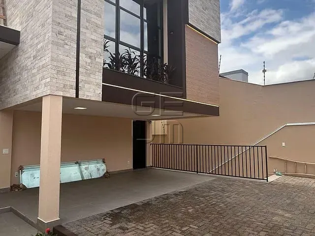 Sobrado com 250m² 3 quartos e 4 banheiros, à venda, no bairro Universitário em Londrina
