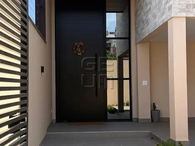 Sobrado com 250m² 3 quartos e 4 banheiros, à venda, no bairro Universitário em Londrina