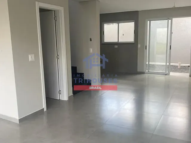 Sobrado 3 quartos e 2 banheiros, à venda, no bairro Campo de Santana em Curitiba