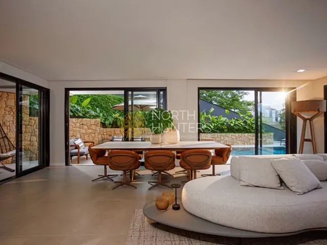 Sobrado com 311m² 3 quartos e 4 banheiros, à venda, no bairro América em Joinville