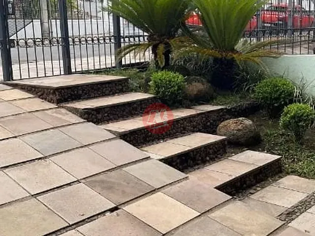 Sobrado com 440m² 4 quartos e 2 banheiros, à venda, no bairro Petrópolis em Porto Alegre