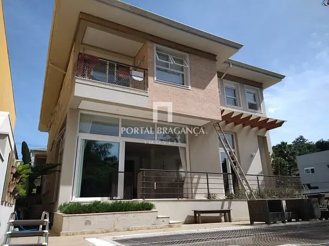 Sobrado com 498m² 4 quartos e 8 banheiros, à venda, no bairro Condomínio Residencial Fazenda Santa Helena em Bragança Paulista