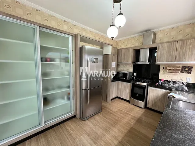 Sobrado com 334m² 4 quartos e 6 banheiros, para alugar, no bairro São João em Itajaí