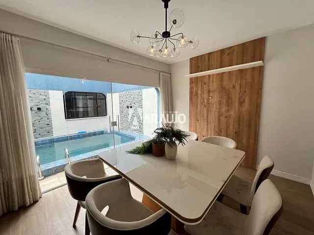 Sobrado com 334m² 4 quartos e 6 banheiros, para alugar, no bairro São João em Itajaí