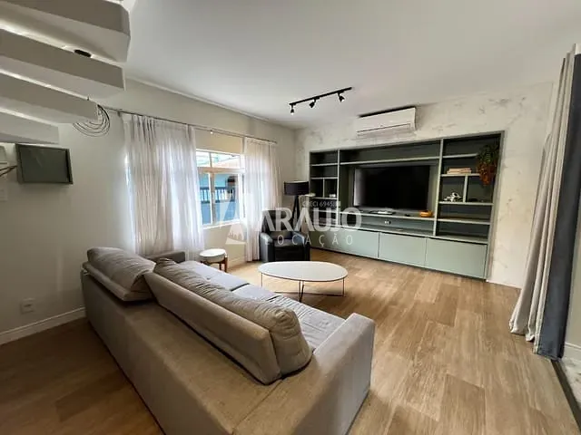 Sobrado com 334m² 4 quartos e 6 banheiros, para alugar, no bairro São João em Itajaí