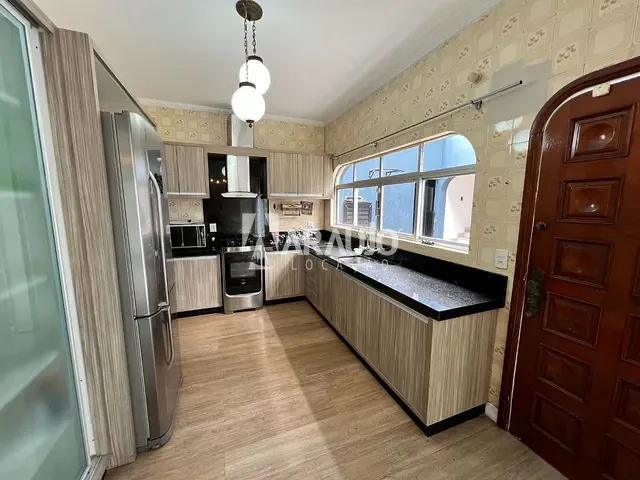 Sobrado com 334m² 4 quartos e 6 banheiros, para alugar, no bairro São João em Itajaí