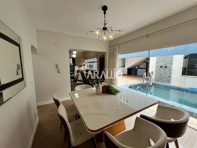 Sobrado com 334m² 4 quartos e 6 banheiros, para alugar, no bairro São João em Itajaí