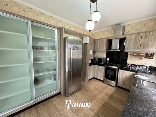 Sobrado com 334m² 4 quartos e 6 banheiros, para alugar, no bairro São João em Itajaí