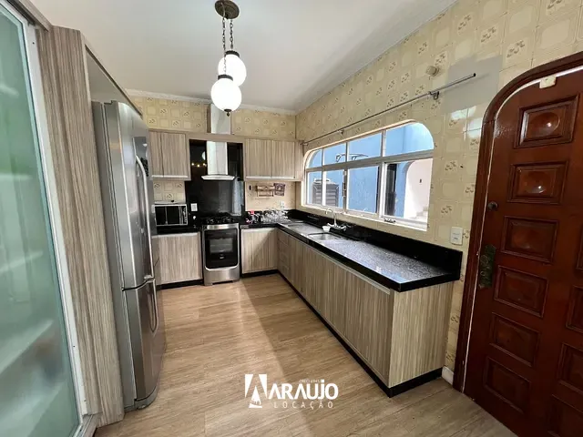 Sobrado com 334m² 4 quartos e 6 banheiros, para alugar, no bairro São João em Itajaí