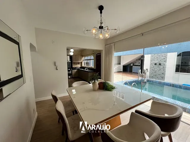 Sobrado com 334m² 4 quartos e 6 banheiros, para alugar, no bairro São João em Itajaí