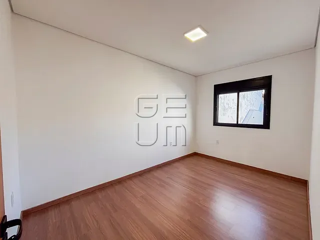 Sobrado com 180m² 3 quartos e 3 banheiros, à venda, no bairro Portal de Versalhes 1 em Londrina