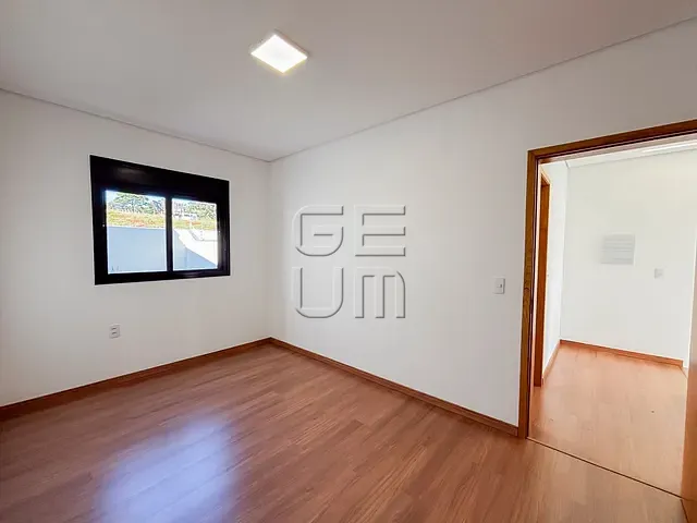 Sobrado com 180m² 3 quartos e 3 banheiros, à venda, no bairro Portal de Versalhes 1 em Londrina