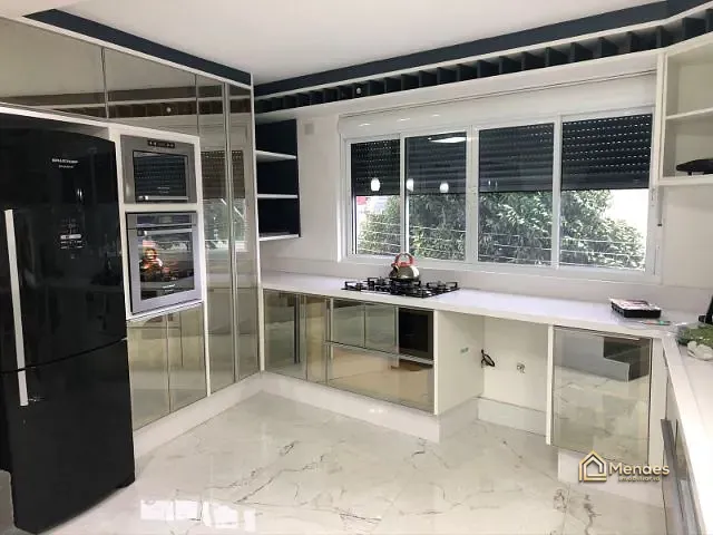 Sobrado com 330m² 3 quartos e 2 banheiros, à venda, no bairro Sítio Cercado em Curitiba
