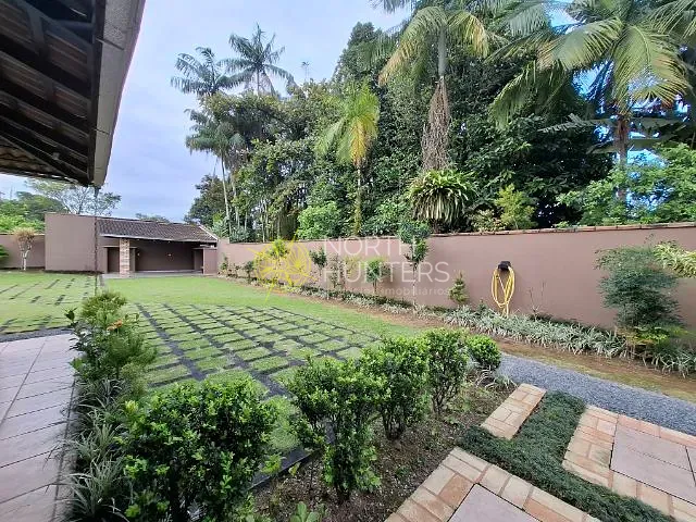 Sobrado com 960m² 3 quartos e 4 banheiros, à venda, no bairro Glória em Joinville