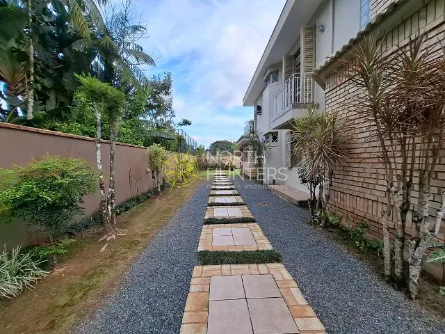 Sobrado com 960m² 3 quartos e 4 banheiros, à venda, no bairro Glória em Joinville