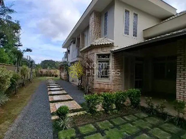 Sobrado com 960m² 3 quartos e 4 banheiros, à venda, no bairro Glória em Joinville