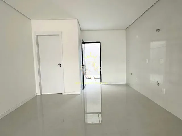 Sobrado 2 quartos e 3 banheiros, à venda, no bairro Santa Regina em Camboriú