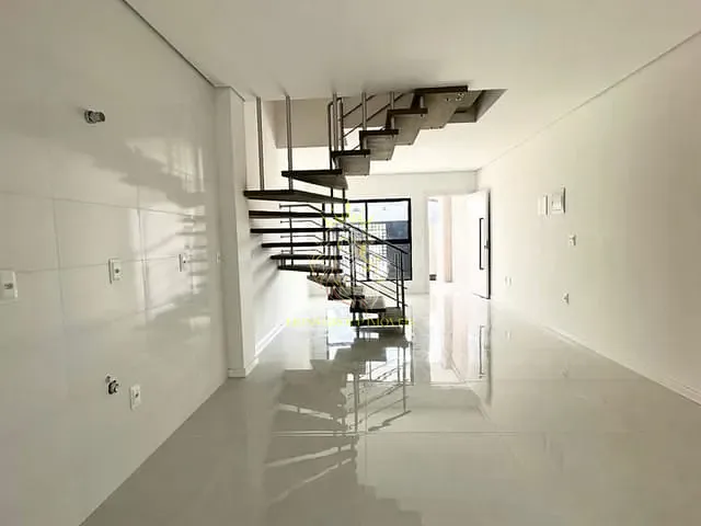 Sobrado 2 quartos e 3 banheiros, à venda, no bairro Santa Regina em Camboriú