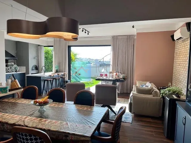 Sobrado com 300m² 4 quartos e 5 banheiros, à venda, no bairro Urbanova em São José dos Campos