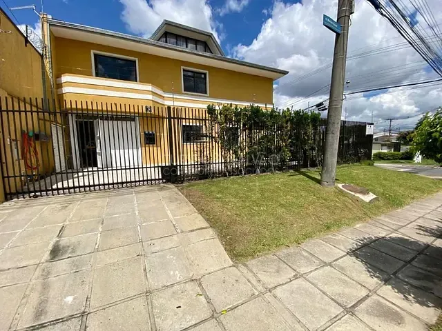 Sobrado com 180m² 3 quartos e 2 banheiros, à venda, no bairro Capão Raso em Curitiba