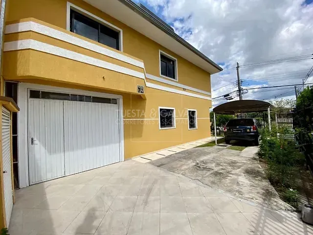 Sobrado com 180m² 3 quartos e 2 banheiros, à venda, no bairro Capão Raso em Curitiba