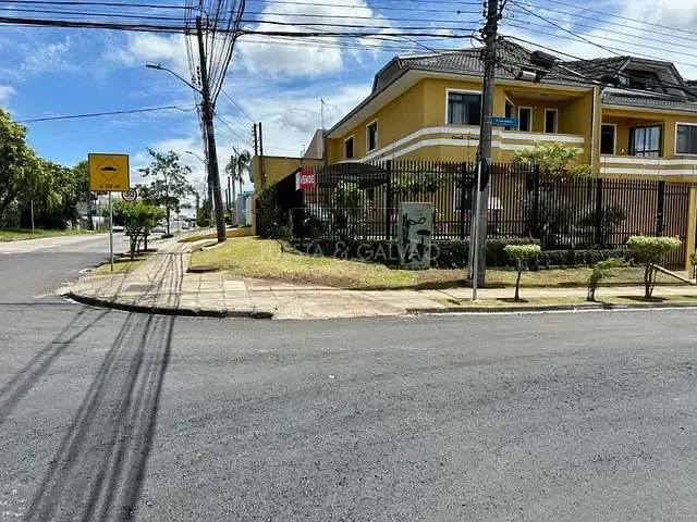 Sobrado com 180m² 3 quartos e 2 banheiros, à venda, no bairro Capão Raso em Curitiba