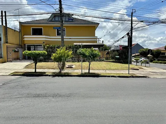 Sobrado com 180m² 3 quartos e 2 banheiros, à venda, no bairro Capão Raso em Curitiba