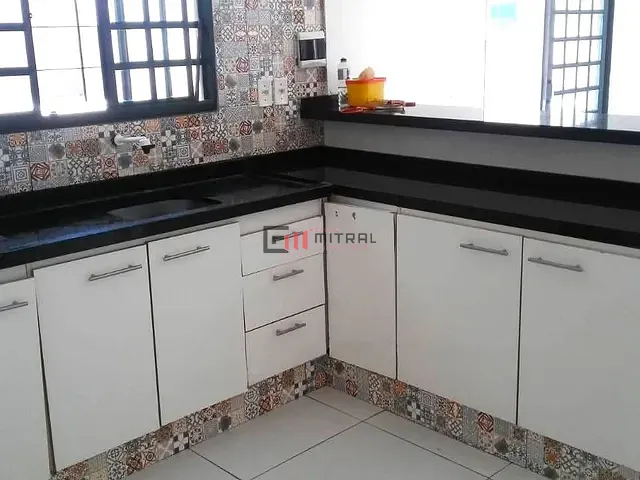 Sobrado com 267m² 3 quartos e 2 banheiros, à venda, no bairro Jardim Maria Luiza em Londrina