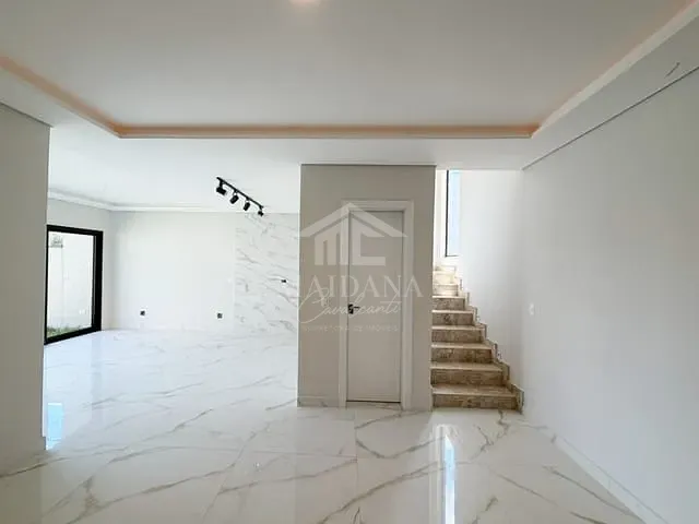 Sobrado com 202m² 3 quartos e 2 banheiros, à venda, no bairro Costeira em São José dos Pinhais