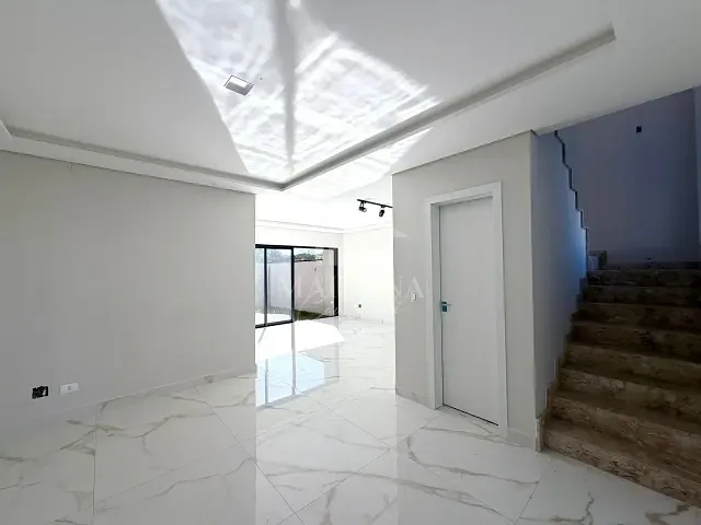Sobrado com 202m² 3 quartos e 2 banheiros, à venda, no bairro Costeira em São José dos Pinhais