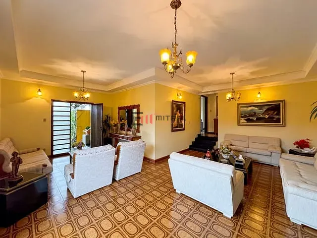 Sobrado com 497m², à venda, no bairro Quebec em Londrina