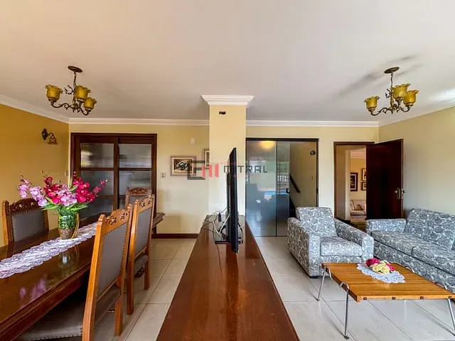 Sobrado com 497m², à venda, no bairro Quebec em Londrina