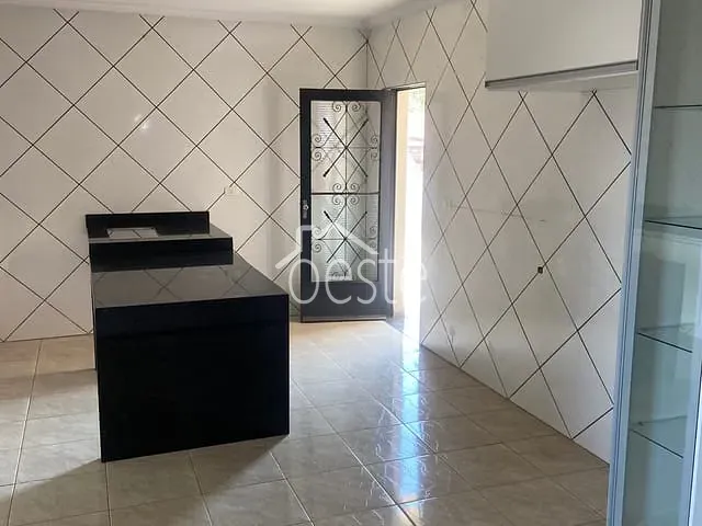Casa com 250m² 3 quartos e 2 banheiros, para alugar, no bairro Jardim Santa Luzia em Santa Bárbara D'Oeste
