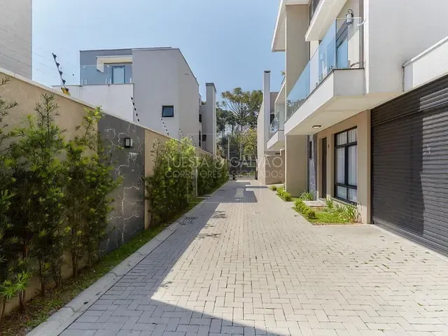 Sobrado com 200m² 3 quartos e 3 banheiros, à venda, no bairro Água Verde em Curitiba