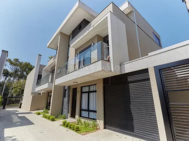 Sobrado com 200m² 3 quartos e 3 banheiros, à venda, no bairro Água Verde em Curitiba
