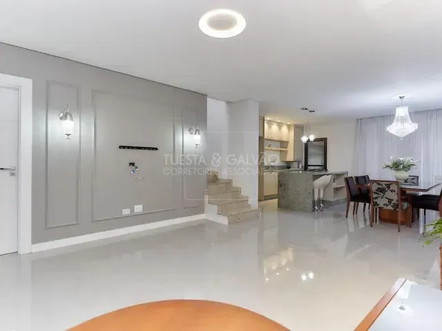 Sobrado com 200m² 3 quartos e 3 banheiros, à venda, no bairro Água Verde em Curitiba