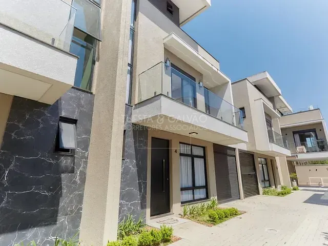 Sobrado com 200m² 3 quartos e 3 banheiros, à venda, no bairro Água Verde em Curitiba