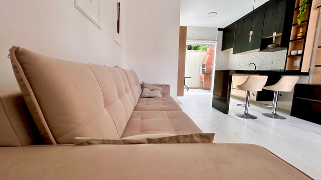 Foto do Casa - Sobrado mobiliado de 80m² com dois dormitórios, sendo uma suíte, à venda em condomínio no bairro do Rio do Ouro em Caraguatatuba, SP | Área 12 imóveis