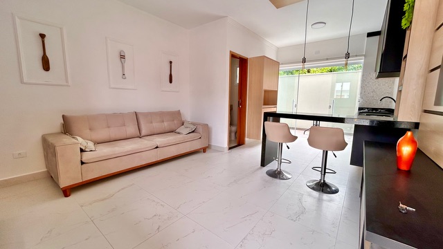 Foto do Casa - Sobrado mobiliado de 80m² com dois dormitórios, sendo uma suíte, à venda em condomínio no bairro do Rio do Ouro em Caraguatatuba, SP | Área 12 imóveis