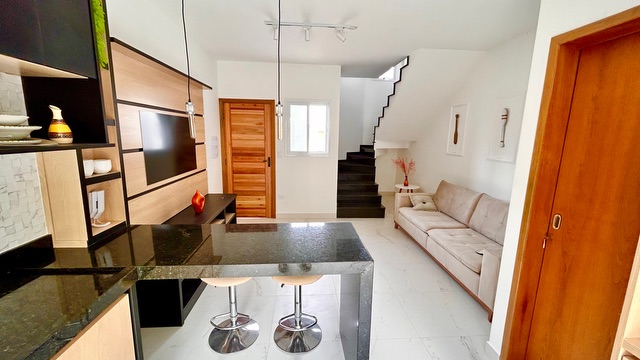 Foto do Casa - Sobrado mobiliado de 80m² com dois dormitórios, sendo uma suíte, à venda em condomínio no bairro do Rio do Ouro em Caraguatatuba, SP | Área 12 imóveis