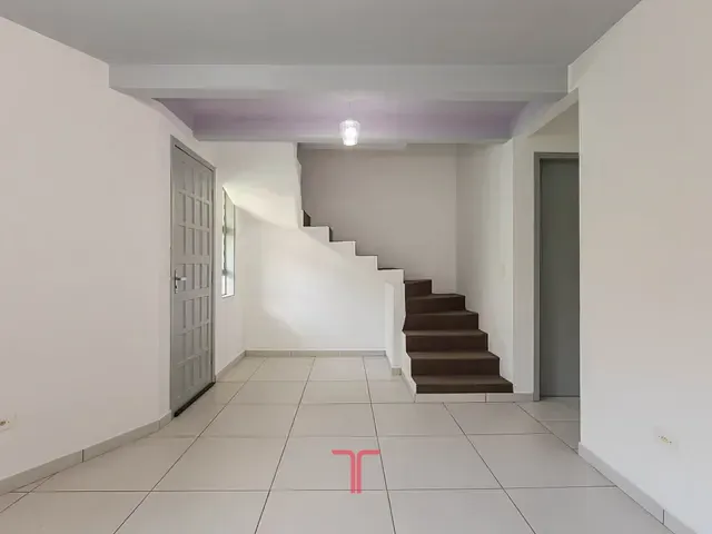 Sobrado com 107m² 3 quartos e 2 banheiros, à venda ou para alugar, no bairro Fazendinha em Curitiba