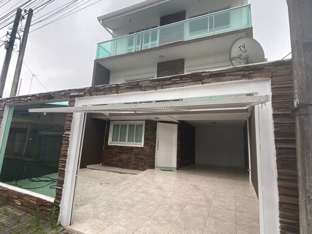 Sobrado com 150m² 3 quartos e 4 banheiros, à venda, no bairro Boqueirão em Curitiba