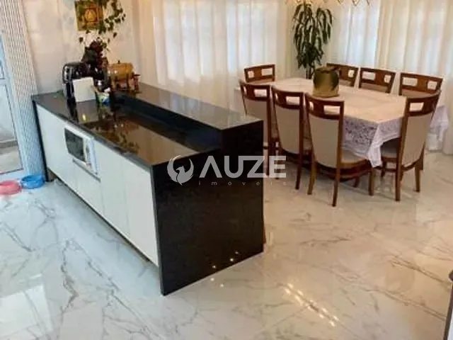 Sobrado com 172m² 3 quartos e 4 banheiros, à venda, no bairro Uberaba em Curitiba