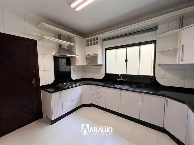 Sobrado 3 quartos e 1 banheiro, para alugar, no bairro Ressacada em Itajaí